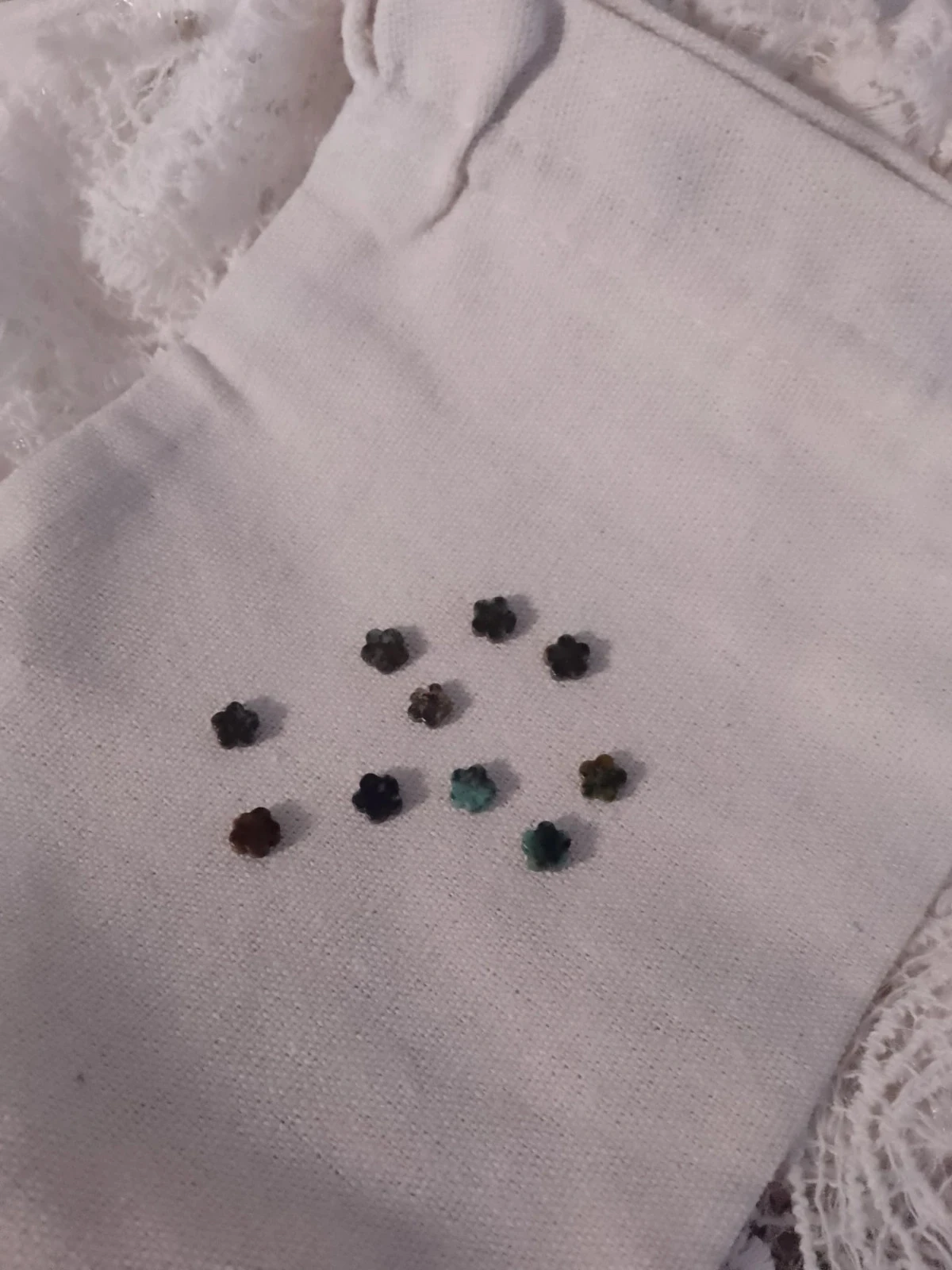 Lot de 10 perles en pierres de turquoise africaine taillées en fleurs – photo 3